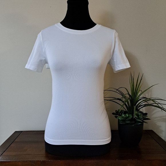 Set Of 2 Tahari Tees Smoothing T-shirts Black White Women's Size Small Crewneck - Picture 6 of 16